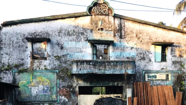 বরগুনায় সিনেমা হলগুলো পণ্যের গুদাম